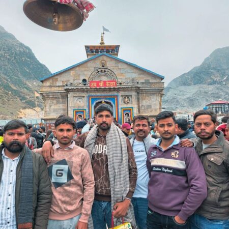 group-darshan-at-kedarnath-temple