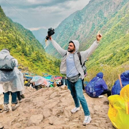 Pilgrim enjoying the Kedarnath trekking route surrounded by Himalayan valleys and mountain trails