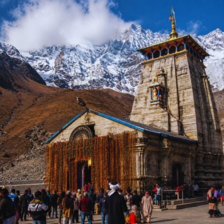 kedarnath-temple-front-right-view-himalayan-peaks