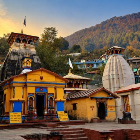 Guptkashi temple complex surrounded by Himalayan mountains on the Kedarnath Trek route